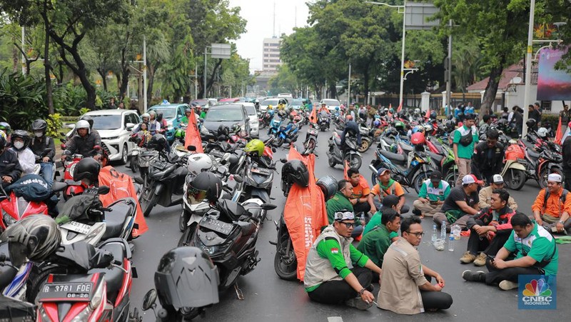 Aksi massa dari Partai Buruh dan KSPI di depan Balai Kota, DKI Jakarta, Selasa (28/11/2023). Massa terdiri dari beberapa kelompok buruh, mulai dari Partai Buruh hingga Serikat Pekerja Nasional. (CNBC Indonesia/Muhammad Sabki)