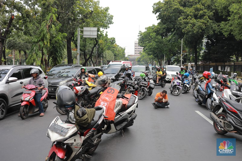 Aksi massa dari Partai Buruh dan KSPI di depan Balai Kota, DKI Jakarta, Selasa (28/11/2023). Massa terdiri dari beberapa kelompok buruh, mulai dari Partai Buruh hingga Serikat Pekerja Nasional. (CNBC Indonesia/Muhammad Sabki) Aksi massa dari Partai Buruh dan KSPI di depan Balai Kota, DKI Jakarta, Selasa (28/11/2023). Massa terdiri dari beberapa kelompok buruh, mulai dari Partai Buruh hingga Serikat Pekerja Nasional. (CNBC Indonesia/Muhammad Sabki)