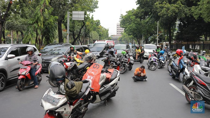 Aksi massa dari Partai Buruh dan KSPI di depan Balai Kota, DKI Jakarta, Selasa (28/11/2023). Massa terdiri dari beberapa kelompok buruh, mulai dari Partai Buruh hingga Serikat Pekerja Nasional. (CNBC Indonesia/Muhammad Sabki)