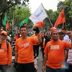 Tak Terima UMP Jakarta, Massa Buruh Tutup Jalan
