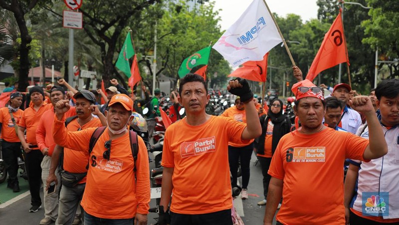 Aksi massa dari Partai Buruh dan KSPI di depan Balai Kota, DKI Jakarta, Selasa (28/11/2023). Massa terdiri dari beberapa kelompok buruh, mulai dari Partai Buruh hingga Serikat Pekerja Nasional. (CNBC Indonesia/Muhammad Sabki)