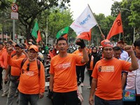 Tak Terima UMP Jakarta, Massa Buruh Tutup Jalan