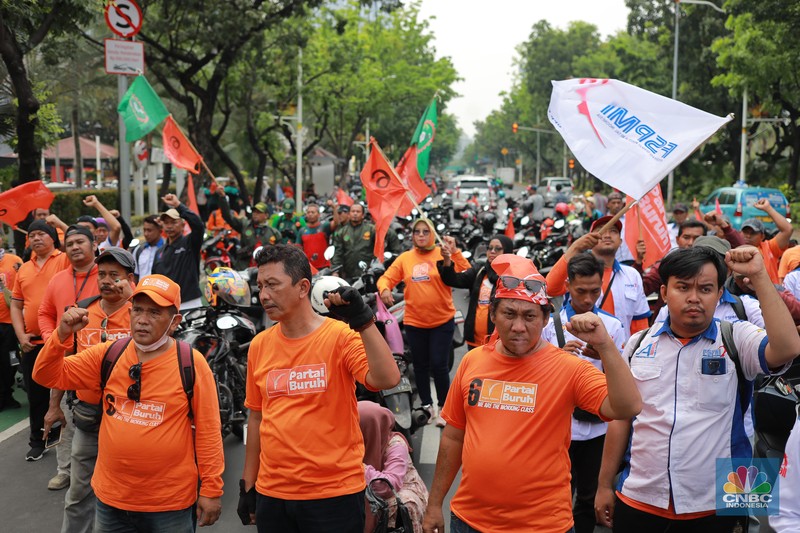 Aksi massa dari Partai Buruh dan KSPI di depan Balai Kota, DKI Jakarta, Selasa (28/11/2023). Massa terdiri dari beberapa kelompok buruh, mulai dari Partai Buruh hingga Serikat Pekerja Nasional. (CNBC Indonesia/Muhammad Sabki)