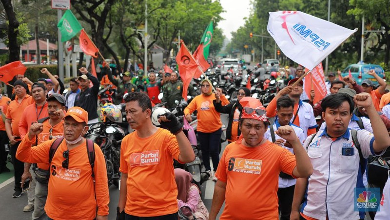 Aksi massa dari Partai Buruh dan KSPI di depan Balai Kota, DKI Jakarta, Selasa (28/11/2023). Massa terdiri dari beberapa kelompok buruh, mulai dari Partai Buruh hingga Serikat Pekerja Nasional. (CNBC Indonesia/Muhammad Sabki)