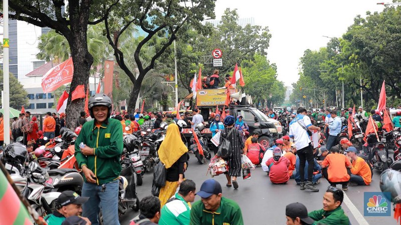 Aksi massa dari Partai Buruh dan KSPI di depan Balai Kota, DKI Jakarta, Selasa (28/11/2023). Massa terdiri dari beberapa kelompok buruh, mulai dari Partai Buruh hingga Serikat Pekerja Nasional. (CNBC Indonesia/Muhammad Sabki)