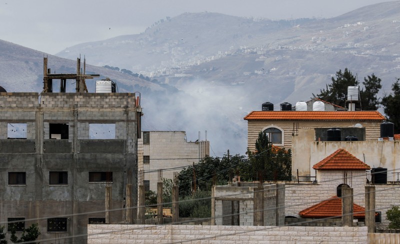 Kendaraan militer Israel bermanuver di jalan saat penggerebekan di Tubas di Tepi Barat yang diduduki Israel 28 November 2023. (REUTERS/Raneen Sawafta)