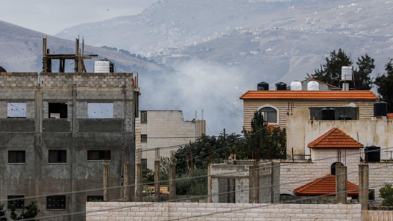 Kendaraan militer Israel bermanuver di jalan saat penggerebekan di Tubas di Tepi Barat yang diduduki Israel 28 November 2023. (REUTERS/Raneen Sawafta)