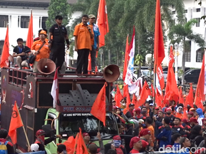 Tuntut Usulan UMK Tak Diubah Pj Gubernur, Buruh Kepung Gedung Sate