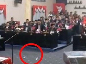 Viral Legislator Gorontalo Lempar Botol Air Mineral Pro Israel Saat Paripurna