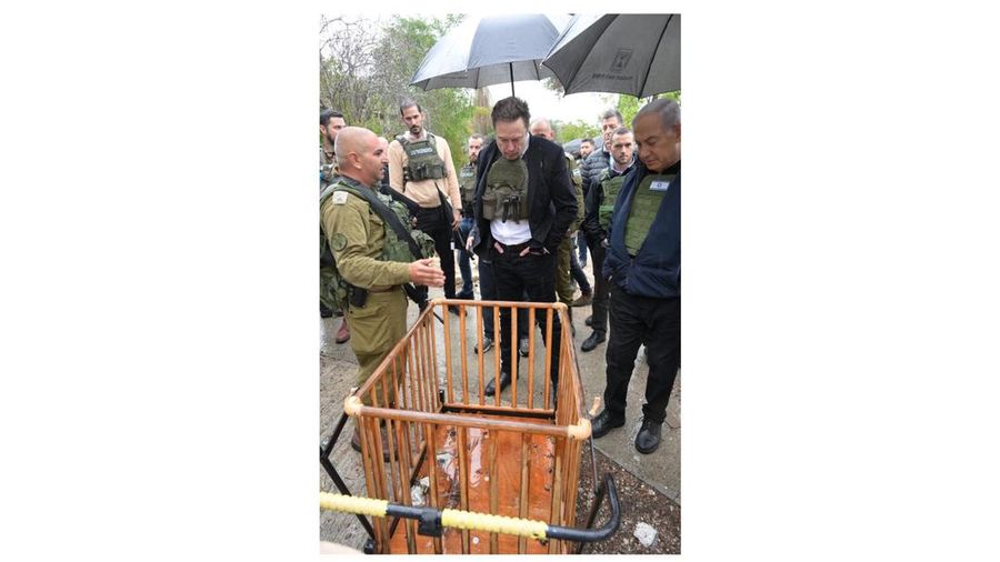 Elon Musk bersama PM Israel Benjamin Netanyahu dalam tur ke Kibbutz Kfar Aza, Senin (27/11/2023). (Photo by Amos Ben-Gershom (GPO) Handout via Getty Images)