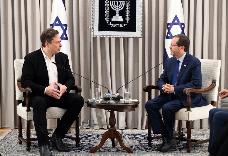 Elon Musk bersama PM Israel Benjamin Netanyahu dalam tur ke Kibbutz Kfar Aza, Senin (27/11/2023). (Photo by Amos Ben-Gershom (GPO) Handout via Getty Images) Elon Musk bersama PM Israel Benjamin Netanyahu dalam tur ke Kibbutz Kfar Aza, Senin (27/11/2023). (Photo by Amos Ben-Gershom (GPO) Handout via Getty Images)