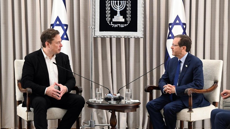 Elon Musk bersama PM Israel Benjamin Netanyahu dalam tur ke Kibbutz Kfar Aza, Senin (27/11/2023). (Photo by Amos Ben-Gershom (GPO) Handout via Getty Images)