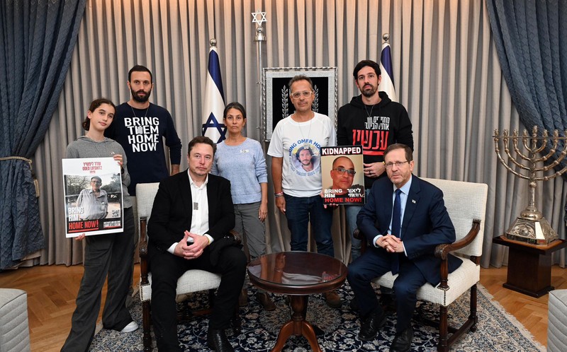 Elon Musk bersama PM Israel Benjamin Netanyahu dalam tur ke Kibbutz Kfar Aza, Senin (27/11/2023). (Photo by Amos Ben-Gershom (GPO) Handout via Getty Images) Elon Musk bersama PM Israel Benjamin Netanyahu dalam tur ke Kibbutz Kfar Aza, Senin (27/11/2023). (Photo by Amos Ben-Gershom (GPO) Handout via Getty Images)