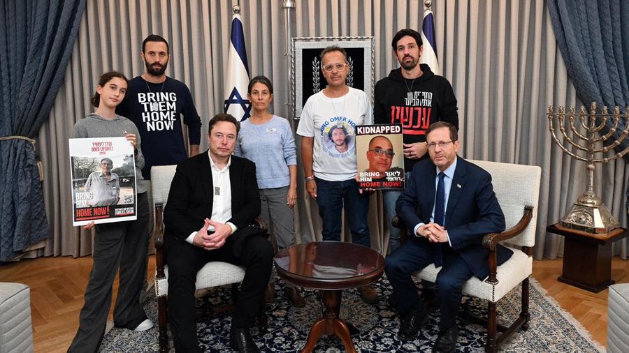 Elon Musk bersama PM Israel Benjamin Netanyahu dalam tur ke Kibbutz Kfar Aza, Senin (27/11/2023). (Photo by Amos Ben-Gershom (GPO) Handout via Getty Images)