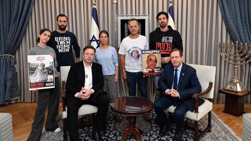 Elon Musk bersama PM Israel Benjamin Netanyahu dalam tur ke Kibbutz Kfar Aza, Senin (27/11/2023). (Photo by Amos Ben-Gershom (GPO) Handout via Getty Images)