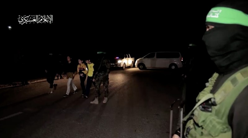Hamas membebaskan 17 sandera, termasuk seorang bocah perempuan Amerika Serikat (AS) berusia 4 tahun, pada Minggu (26/11) malam waktu setempat. Ini menjadi gelombang ketiga pembebasan sandera Hamas sejak gencatan senjata diberlakukan di Jalur Gaza pada Jumat (24/11) lalu. (Anadolu via Getty Images) Hamas membebaskan 17 sandera, termasuk seorang bocah perempuan Amerika Serikat (AS) berusia 4 tahun, pada Minggu (26/11) malam waktu setempat. Ini menjadi gelombang ketiga pembebasan sandera Hamas sejak gencatan senjata diberlakukan di Jalur Gaza pada Jumat (24/11) lalu. (Anadolu via Getty Images)