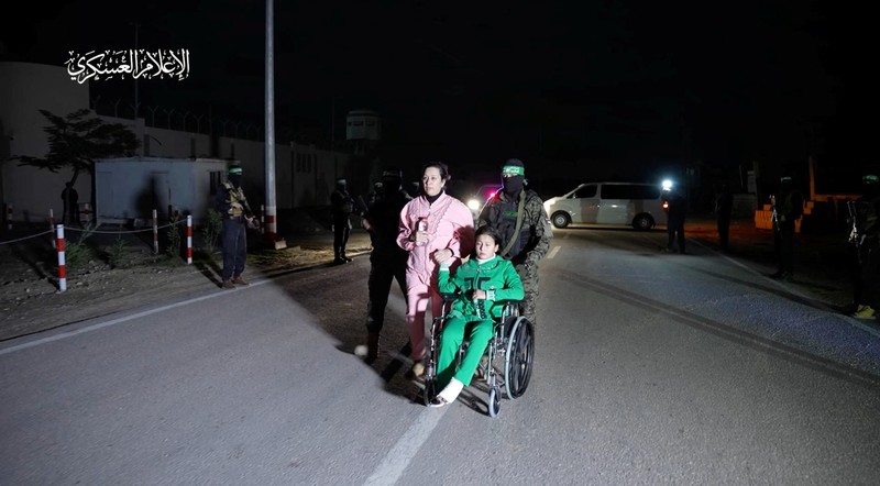 Hamas membebaskan 17 sandera, termasuk seorang bocah perempuan Amerika Serikat (AS) berusia 4 tahun, pada Minggu (26/11) malam waktu setempat. Ini menjadi gelombang ketiga pembebasan sandera Hamas sejak gencatan senjata diberlakukan di Jalur Gaza pada Jumat (24/11) lalu. (Anadolu via Getty Images) Hamas membebaskan 17 sandera, termasuk seorang bocah perempuan Amerika Serikat (AS) berusia 4 tahun, pada Minggu (26/11) malam waktu setempat. Ini menjadi gelombang ketiga pembebasan sandera Hamas sejak gencatan senjata diberlakukan di Jalur Gaza pada Jumat (24/11) lalu. (Anadolu via Getty Images)