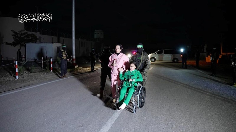 Hamas membebaskan 17 sandera, termasuk seorang bocah perempuan Amerika Serikat (AS) berusia 4 tahun, pada Minggu (26/11) malam waktu setempat. Ini menjadi gelombang ketiga pembebasan sandera Hamas sejak gencatan senjata diberlakukan di Jalur Gaza pada Jumat (24/11) lalu. (Anadolu via Getty Images)