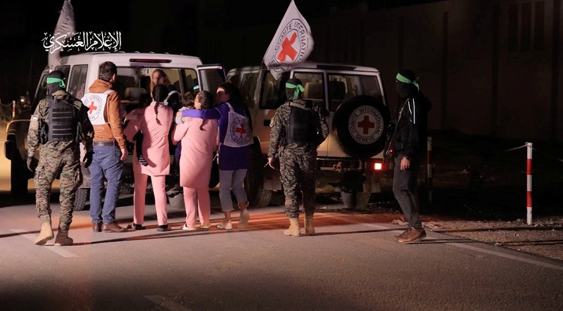 Hamas membebaskan 17 sandera, termasuk seorang bocah perempuan Amerika Serikat (AS) berusia 4 tahun, pada Minggu (26/11) malam waktu setempat. Ini menjadi gelombang ketiga pembebasan sandera Hamas sejak gencatan senjata diberlakukan di Jalur Gaza pada Jumat (24/11) lalu. (Anadolu via Getty Images) Hamas membebaskan 17 sandera, termasuk seorang bocah perempuan Amerika Serikat (AS) berusia 4 tahun, pada Minggu (26/11) malam waktu setempat. Ini menjadi gelombang ketiga pembebasan sandera Hamas sejak gencatan senjata diberlakukan di Jalur Gaza pada Jumat (24/11) lalu. (Anadolu via Getty Images)