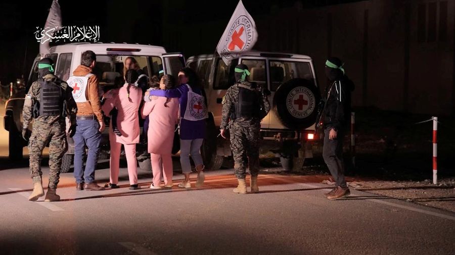 Hamas membebaskan 11 sandera, termasuk seorang bocah perempuan Amerika Serikat (AS) berusia 4 tahun, pada Minggu (26/11) malam waktu setempat. Ini menjadi gelombang ketiga pembebasan sandera Hamas sejak gencatan senjata diberlakukan di Jalur Gaza pada Jumat (24/11) lalu. (via REUTERS/AL-QASSAM BRIGADES, MILITARY WIN)
