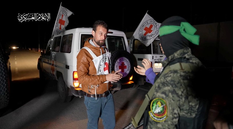 Hamas membebaskan 17 sandera, termasuk seorang bocah perempuan Amerika Serikat (AS) berusia 4 tahun, pada Minggu (26/11) malam waktu setempat. Ini menjadi gelombang ketiga pembebasan sandera Hamas sejak gencatan senjata diberlakukan di Jalur Gaza pada Jumat (24/11) lalu. (Anadolu via Getty Images) Hamas membebaskan 17 sandera, termasuk seorang bocah perempuan Amerika Serikat (AS) berusia 4 tahun, pada Minggu (26/11) malam waktu setempat. Ini menjadi gelombang ketiga pembebasan sandera Hamas sejak gencatan senjata diberlakukan di Jalur Gaza pada Jumat (24/11) lalu. (Anadolu via Getty Images)