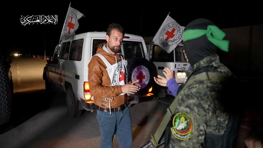 Hamas membebaskan 11 sandera, termasuk seorang bocah perempuan Amerika Serikat (AS) berusia 4 tahun, pada Minggu (26/11) malam waktu setempat. Ini menjadi gelombang ketiga pembebasan sandera Hamas sejak gencatan senjata diberlakukan di Jalur Gaza pada Jumat (24/11) lalu. (via REUTERS/AL-QASSAM BRIGADES, MILITARY WIN)