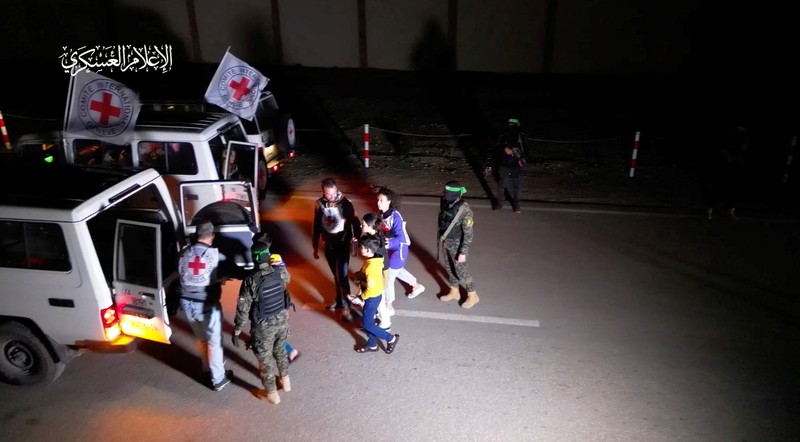 Hamas membebaskan 17 sandera, termasuk seorang bocah perempuan Amerika Serikat (AS) berusia 4 tahun, pada Minggu (26/11) malam waktu setempat. Ini menjadi gelombang ketiga pembebasan sandera Hamas sejak gencatan senjata diberlakukan di Jalur Gaza pada Jumat (24/11) lalu. (Anadolu via Getty Images) Hamas membebaskan 17 sandera, termasuk seorang bocah perempuan Amerika Serikat (AS) berusia 4 tahun, pada Minggu (26/11) malam waktu setempat. Ini menjadi gelombang ketiga pembebasan sandera Hamas sejak gencatan senjata diberlakukan di Jalur Gaza pada Jumat (24/11) lalu. (Anadolu via Getty Images)