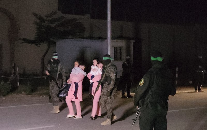 Hamas membebaskan 17 sandera, termasuk seorang bocah perempuan Amerika Serikat (AS) berusia 4 tahun, pada Minggu (26/11) malam waktu setempat. Ini menjadi gelombang ketiga pembebasan sandera Hamas sejak gencatan senjata diberlakukan di Jalur Gaza pada Jumat (24/11) lalu. (Anadolu via Getty Images) Hamas membebaskan 17 sandera, termasuk seorang bocah perempuan Amerika Serikat (AS) berusia 4 tahun, pada Minggu (26/11) malam waktu setempat. Ini menjadi gelombang ketiga pembebasan sandera Hamas sejak gencatan senjata diberlakukan di Jalur Gaza pada Jumat (24/11) lalu. (Anadolu via Getty Images)