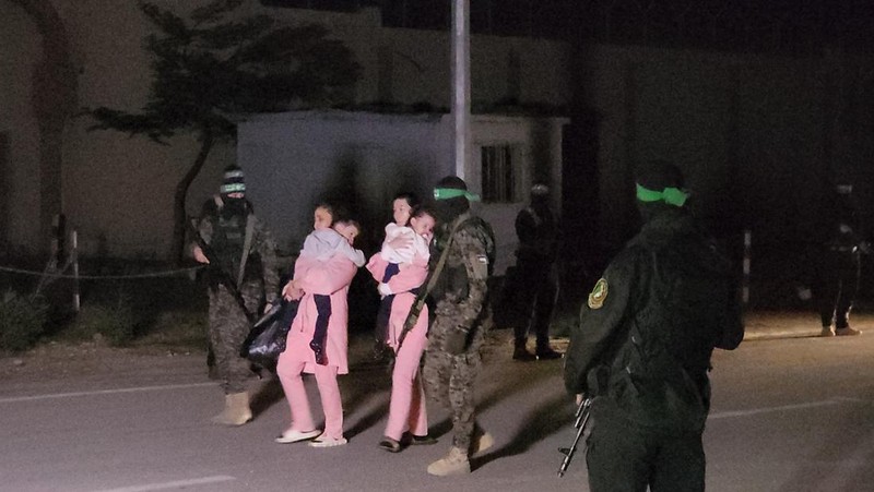 Hamas membebaskan 17 sandera, termasuk seorang bocah perempuan Amerika Serikat (AS) berusia 4 tahun, pada Minggu (26/11) malam waktu setempat. Ini menjadi gelombang ketiga pembebasan sandera Hamas sejak gencatan senjata diberlakukan di Jalur Gaza pada Jumat (24/11) lalu. (Anadolu via Getty Images)