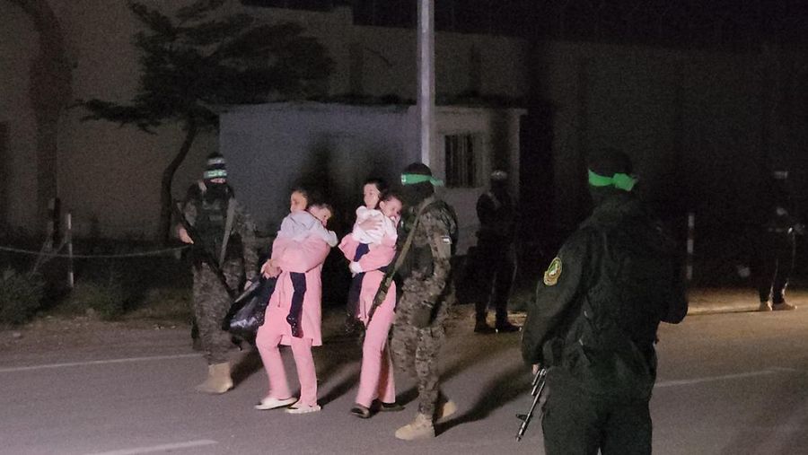 Hamas membebaskan 17 sandera, termasuk seorang bocah perempuan Amerika Serikat (AS) berusia 4 tahun, pada Minggu (26/11) malam waktu setempat. Ini menjadi gelombang ketiga pembebasan sandera Hamas sejak gencatan senjata diberlakukan di Jalur Gaza pada Jumat (24/11) lalu. (Anadolu via Getty Images)