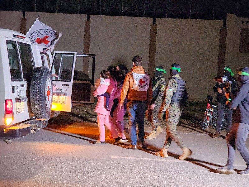 Hamas membebaskan 17 sandera, termasuk seorang bocah perempuan Amerika Serikat (AS) berusia 4 tahun, pada Minggu (26/11) malam waktu setempat. Ini menjadi gelombang ketiga pembebasan sandera Hamas sejak gencatan senjata diberlakukan di Jalur Gaza pada Jumat (24/11) lalu. (Anadolu via Getty Images) Hamas membebaskan 17 sandera, termasuk seorang bocah perempuan Amerika Serikat (AS) berusia 4 tahun, pada Minggu (26/11) malam waktu setempat. Ini menjadi gelombang ketiga pembebasan sandera Hamas sejak gencatan senjata diberlakukan di Jalur Gaza pada Jumat (24/11) lalu. (Anadolu via Getty Images)