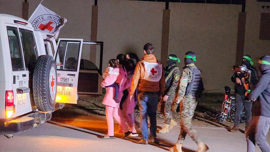 Hamas membebaskan 17 sandera, termasuk seorang bocah perempuan Amerika Serikat (AS) berusia 4 tahun, pada Minggu (26/11) malam waktu setempat. Ini menjadi gelombang ketiga pembebasan sandera Hamas sejak gencatan senjata diberlakukan di Jalur Gaza pada Jumat (24/11) lalu. (Anadolu via Getty Images)