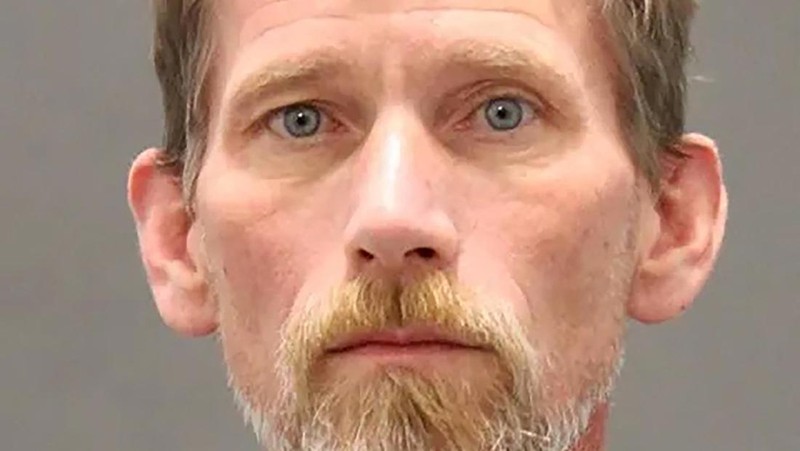 Jason J. Eaton, 48, tersangka yang ditangkap dalam penembakan tiga mahasiswa keturunan Palestina, berpose untuk foto pemesanan polisi di Burlington, Vermont, AS, 27 November 2023. (Burlington Police Department/Handout via REUTERS)  THIS IMAGE HAS BEEN SUPPLIED BY A THIRD PARTY. THIS PICTURE WAS PROCESSED BY REUTERS TO ENHANCE QUALITY. AN UNPROCESSED VERSION HAS BEEN PROVIDED SEPARATELY.