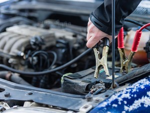 Cara Memancing Aki Mobil yang Tekor, Penyebab, dan Ciri-cirinya