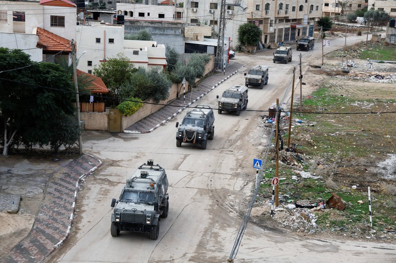 Kendaraan militer Israel bermanuver di jalan saat penggerebekan di Tubas di Tepi Barat yang diduduki Israel 28 November 2023. Kendaraan militer Israel bermanuver di jalan saat penggerebekan di Tubas di Tepi Barat yang diduduki Israel 28 November 2023. (REUTERS/Raneen Sawafta)
