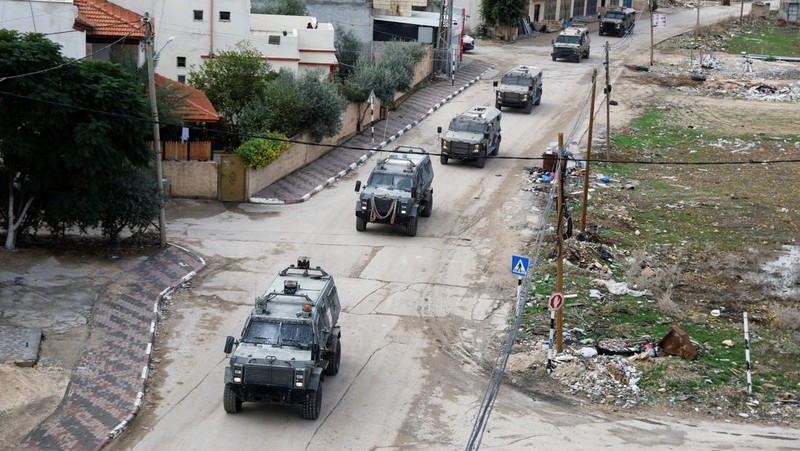 Kendaraan militer Israel bermanuver di jalan saat penggerebekan di Tubas di Tepi Barat yang diduduki Israel 28 November 2023. (REUTERS/Raneen Sawafta)