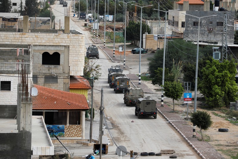 Kendaraan militer Israel bermanuver di jalan saat penggerebekan di Tubas di Tepi Barat yang diduduki Israel 28 November 2023. Kendaraan militer Israel bermanuver di jalan saat penggerebekan di Tubas di Tepi Barat yang diduduki Israel 28 November 2023. (REUTERS/Raneen Sawafta)