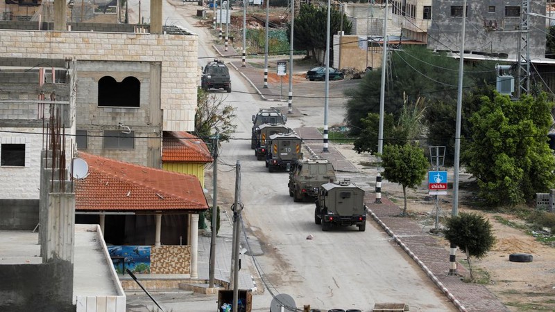 Kendaraan militer Israel bermanuver di jalan saat penggerebekan di Tubas di Tepi Barat yang diduduki Israel 28 November 2023. (REUTERS/Raneen Sawafta)
