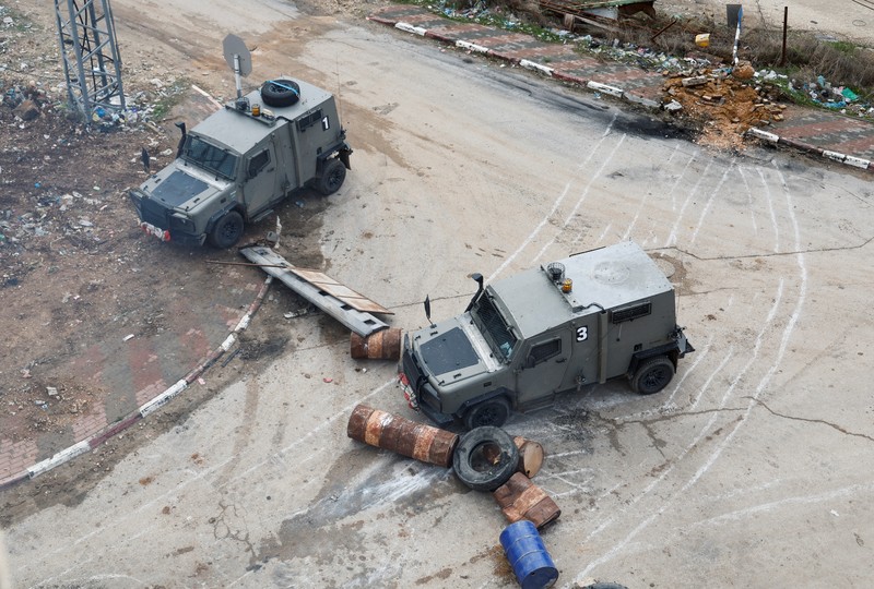 Kendaraan militer Israel bermanuver di jalan saat penggerebekan di Tubas di Tepi Barat yang diduduki Israel 28 November 2023. (REUTERS/Raneen Sawafta)