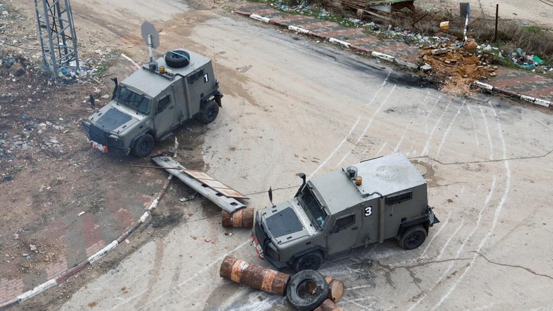 Kendaraan militer Israel bermanuver di jalan saat penggerebekan di Tubas di Tepi Barat yang diduduki Israel 28 November 2023. (REUTERS/Raneen Sawafta)