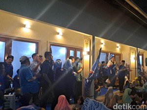 Momen AHY Nyanyi Cendol Dawet Bareng Emak-emak saat Kampanye di Jaktim