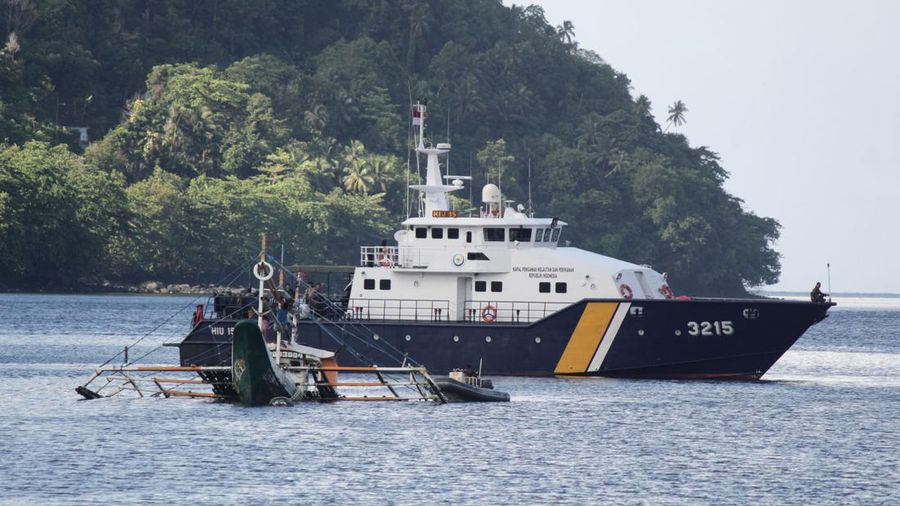 KKP tangkap kapal maling ikan asal Filipina di Laut Sulawesi. (Dok: PSDKP KKP)