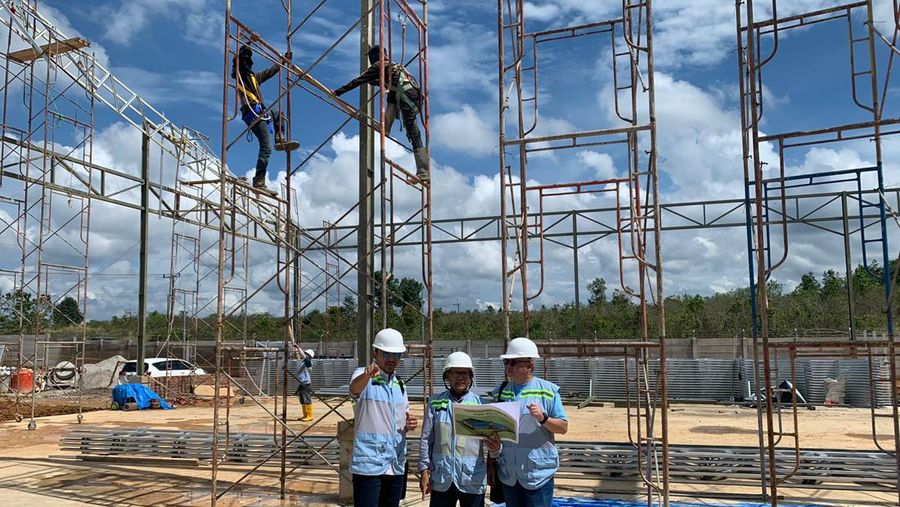 Direktur Utama Maharaksa Biru Energy, Bobby Gafur Umar ketika meninjau pabrik biomassa di Bangka.