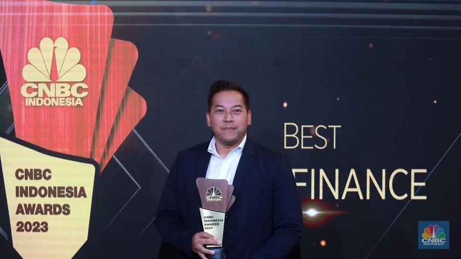 Mandiri Utama Finance meraih penghargaan Most Eminent Perfomance Multifinance Company dalam Road To CNBC Indonesia Awards 2023. (CNBC Indonesia/Muhammad Sabki)