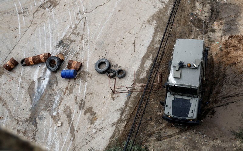 Kendaraan militer Israel bermanuver di jalan saat penggerebekan di Tubas di Tepi Barat yang diduduki Israel 28 November 2023. (REUTERS/Raneen Sawafta)