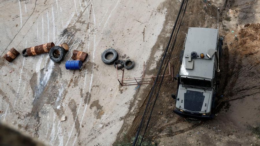 Kendaraan militer Israel bermanuver di jalan saat penggerebekan di Tubas di Tepi Barat yang diduduki Israel 28 November 2023. (REUTERS/Raneen Sawafta)