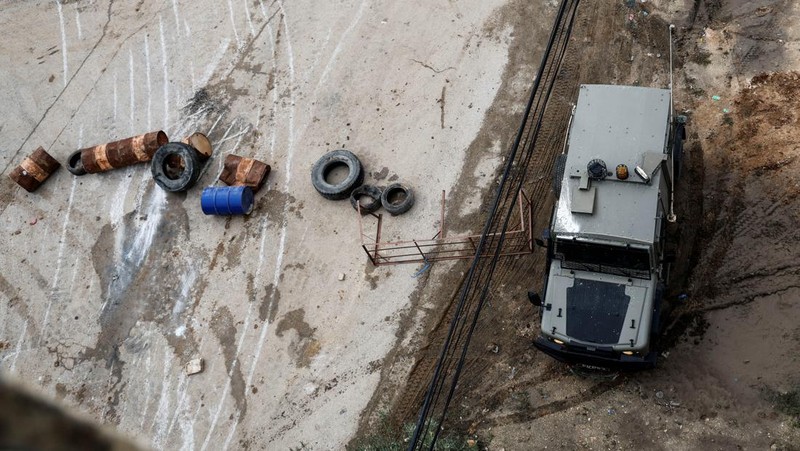 Kendaraan militer Israel bermanuver di jalan saat penggerebekan di Tubas di Tepi Barat yang diduduki Israel 28 November 2023. (REUTERS/Raneen Sawafta)