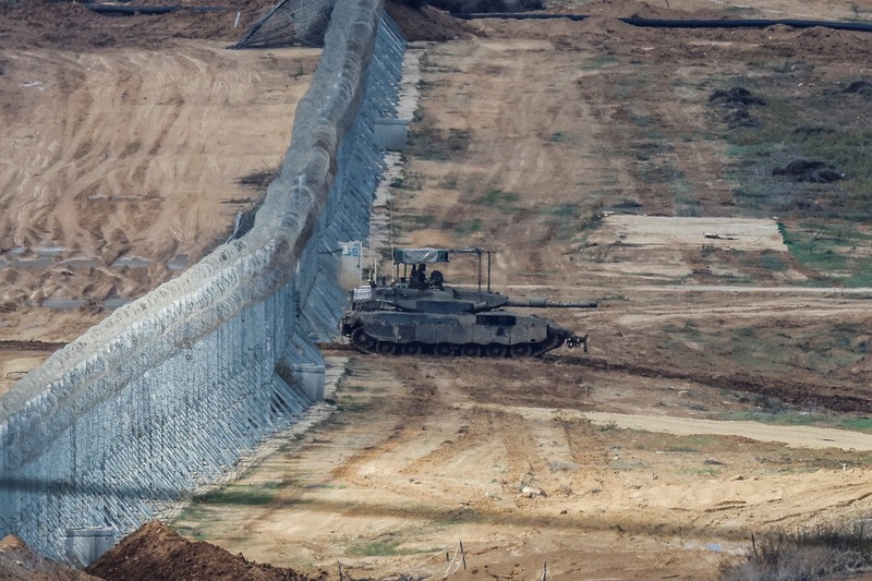 Helikopter Israel menembakkan roket, di tengah konflik yang sedang berlangsung antara Israel dan kelompok Islam Palestina Hamas, di dekat perbatasan Israel-Gaza dilihat dari selatan Israel, 9 Desember 2023. (REUTERS/Athit Perawongmetha) Helikopter Israel menembakkan roket, di tengah konflik yang sedang berlangsung antara Israel dan kelompok Islam Palestina Hamas, di dekat perbatasan Israel-Gaza dilihat dari selatan Israel, 9 Desember 2023. (REUTERS/Athit Perawongmetha)