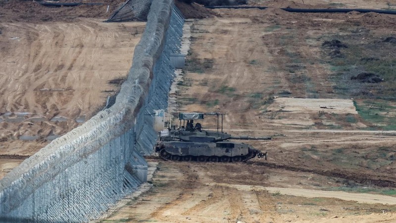 Manuver tank Merkava Israel di perbatasan Israel-Gaza, di tengah gencatan senjata sementara antara Hamas dan Israel, terlihat dari Israel selatan, 28 November 2023. (REUTERS/Alexander Ermochenko)