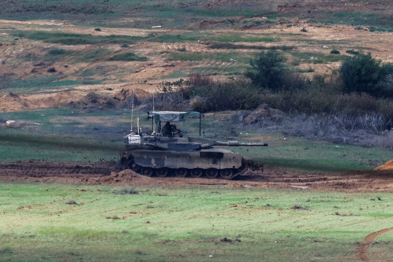 Manuver tank Merkava Israel di perbatasan Israel-Gaza, di tengah gencatan senjata sementara antara Hamas dan Israel, terlihat dari Israel selatan, 28 November 2023. Manuver tank Merkava Israel di perbatasan Israel-Gaza, di tengah gencatan senjata sementara antara Hamas dan Israel, terlihat dari Israel selatan, 28 November 2023. (REUTERS/Alexander Ermochenko)